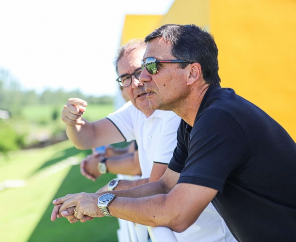 Zé Ricardo chega e conhece a estrutura do clube