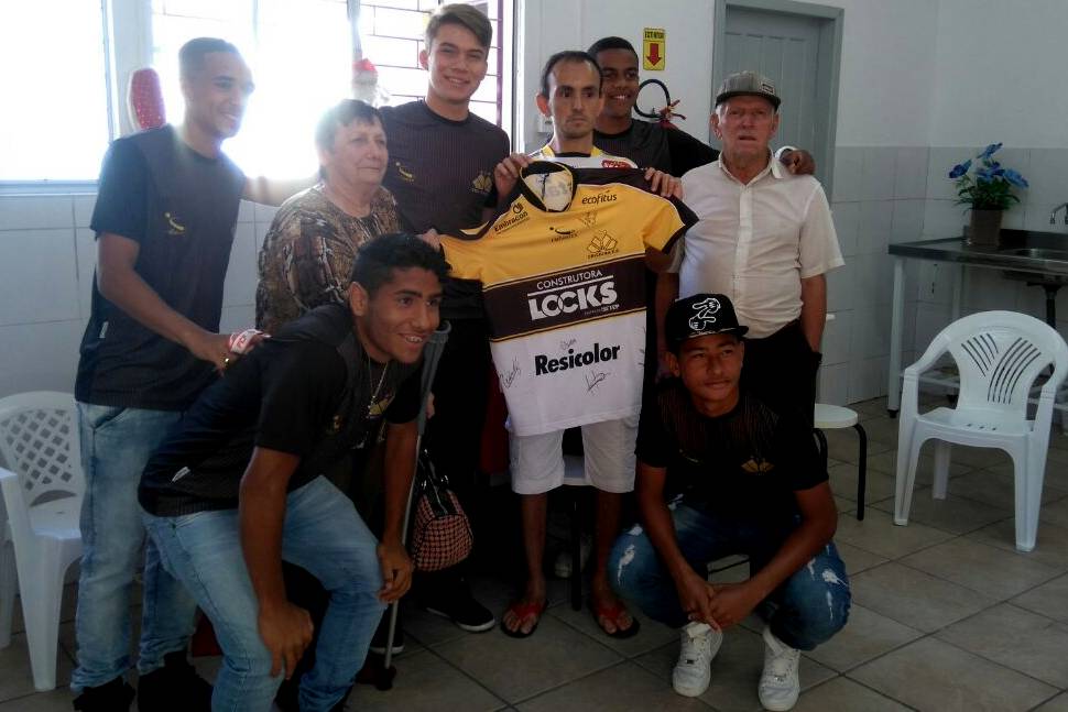 Atletas do Sub-17 visitam Casa Maria Tereza