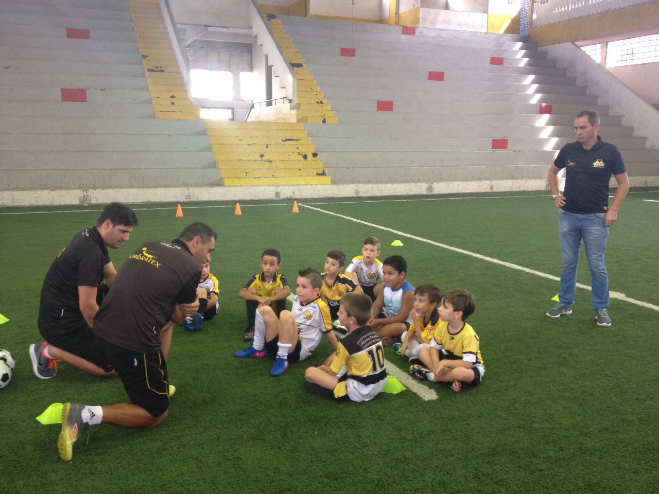 Escolinha inicia com aulas no CT e no ginásio