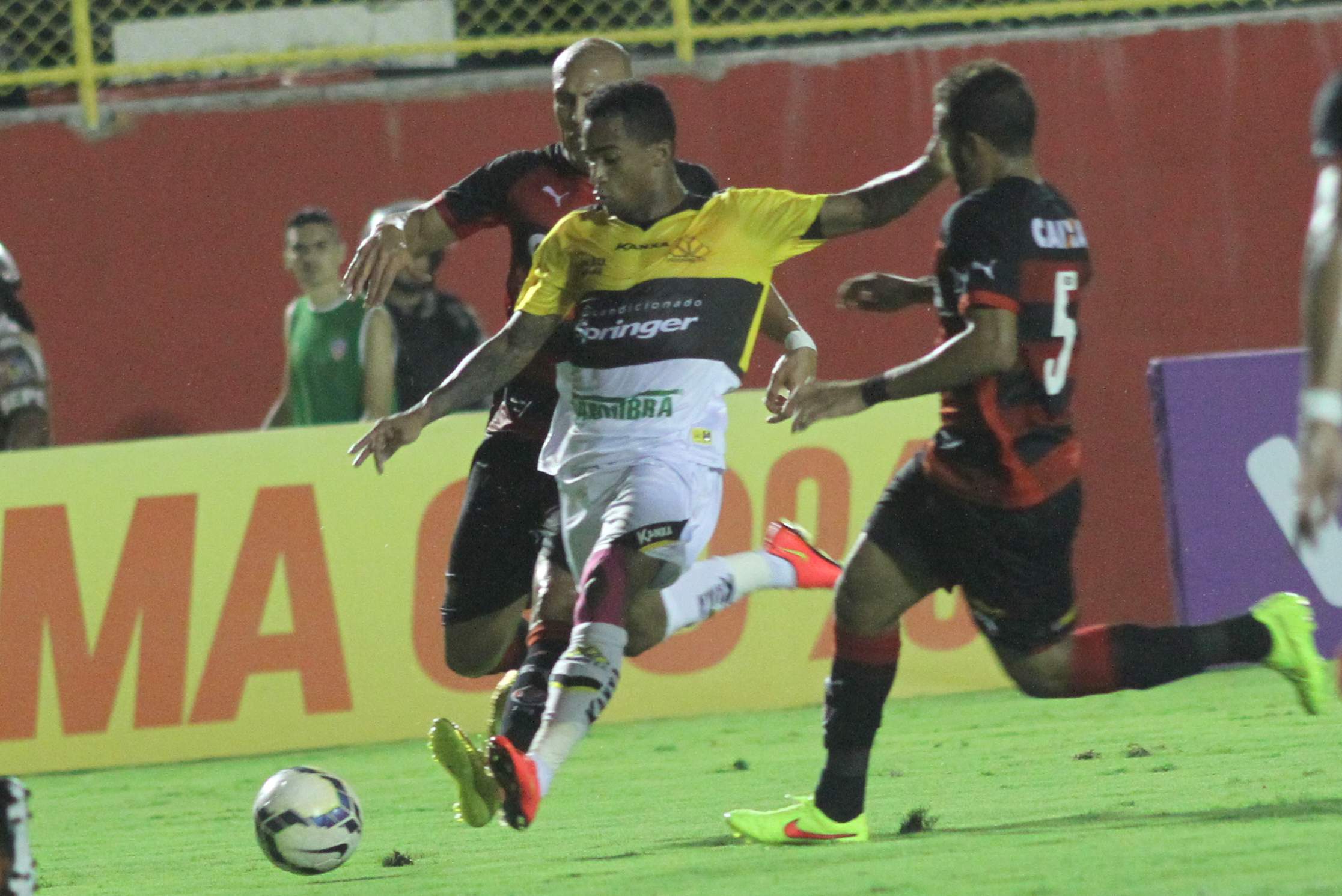 Criciúma perde para o Vitória