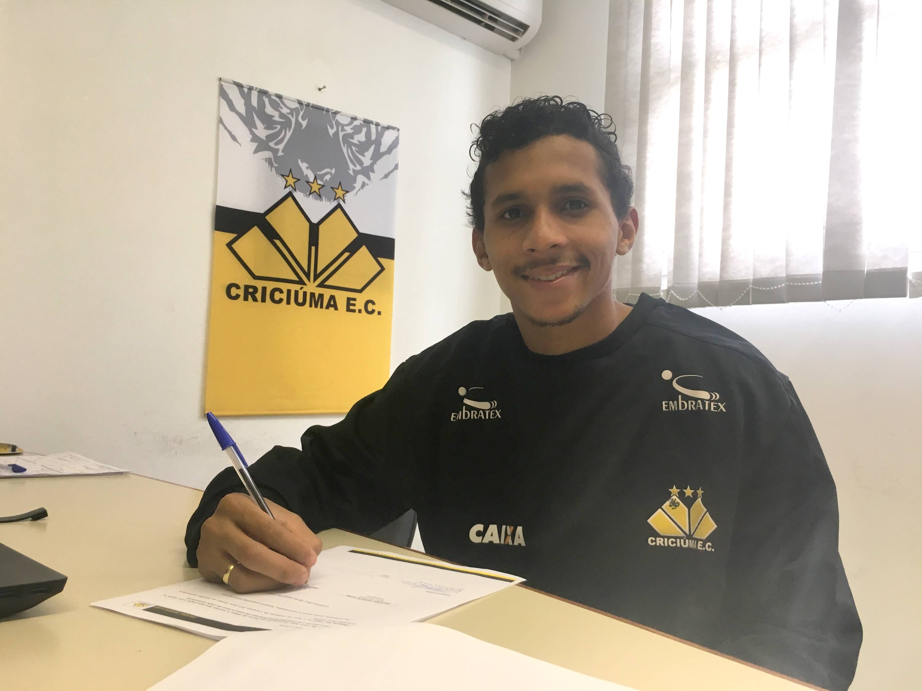 Andrew renova com o Tigre