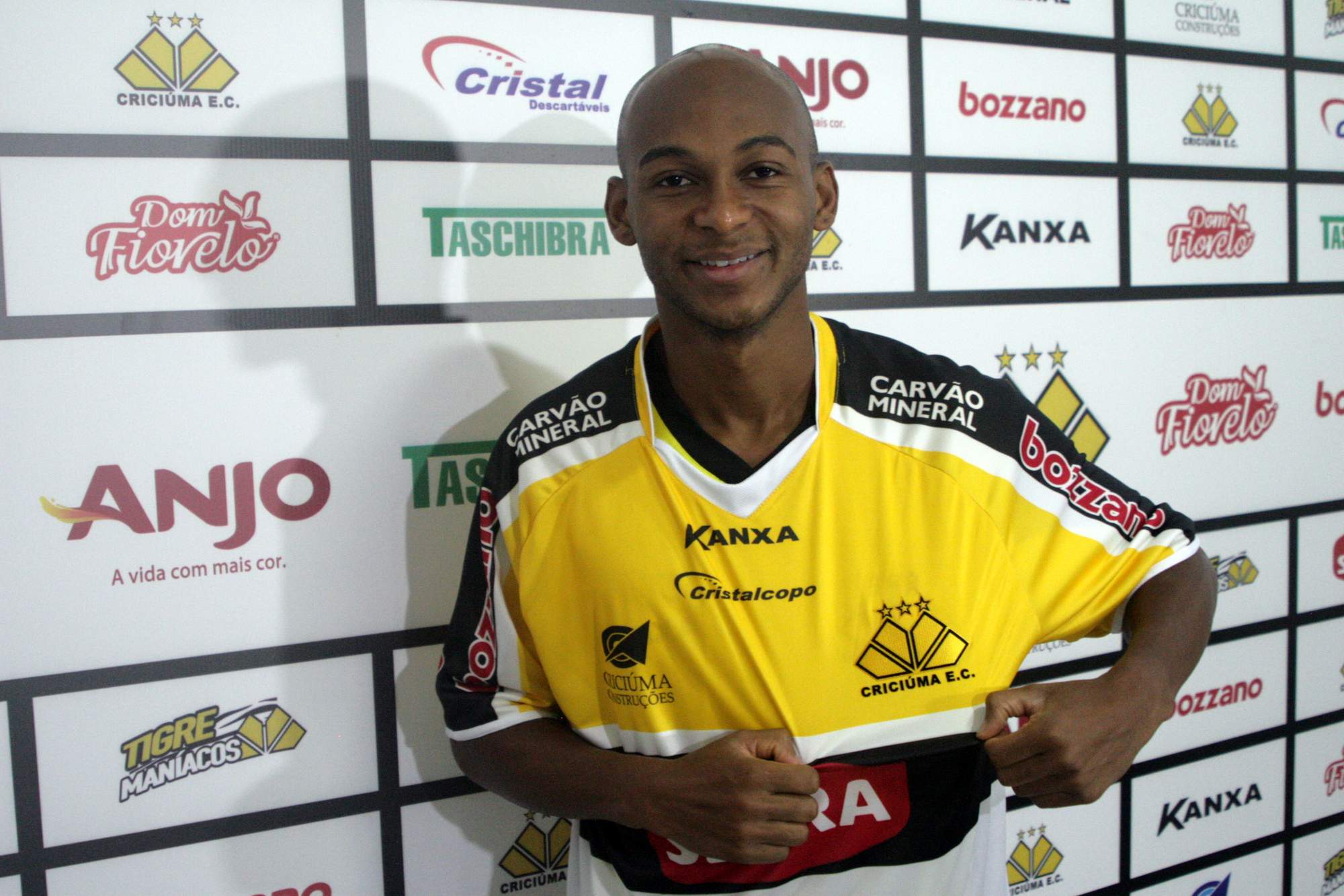 Tigre apresenta dupla de meias