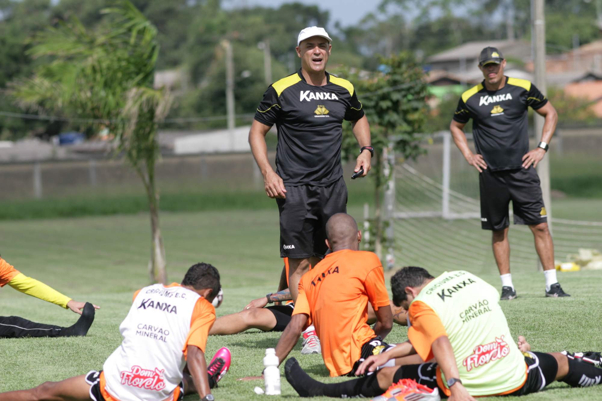 Atletas trabalham forte no CT